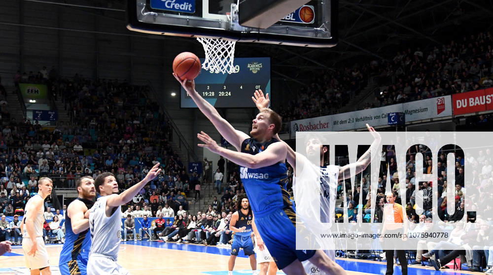 Basketball easyCredit BBL Bundesliga, Frankfurt Skyliners - MLP Academics Heidelberg v.l. Till Pape (Fraport Skyliners Frankfurt), Marcel Kessen (MLP Academics Heidelberg), Zweikampf, Duell, Wurf Frankfurt am Main