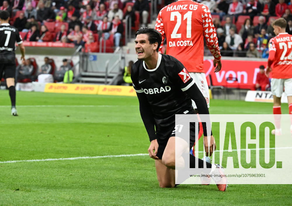 Fussball 1.Bundesliga, FSV Mainz 05 - SC Freiburg v.l. Igor Matanovic (SC Freiburg)