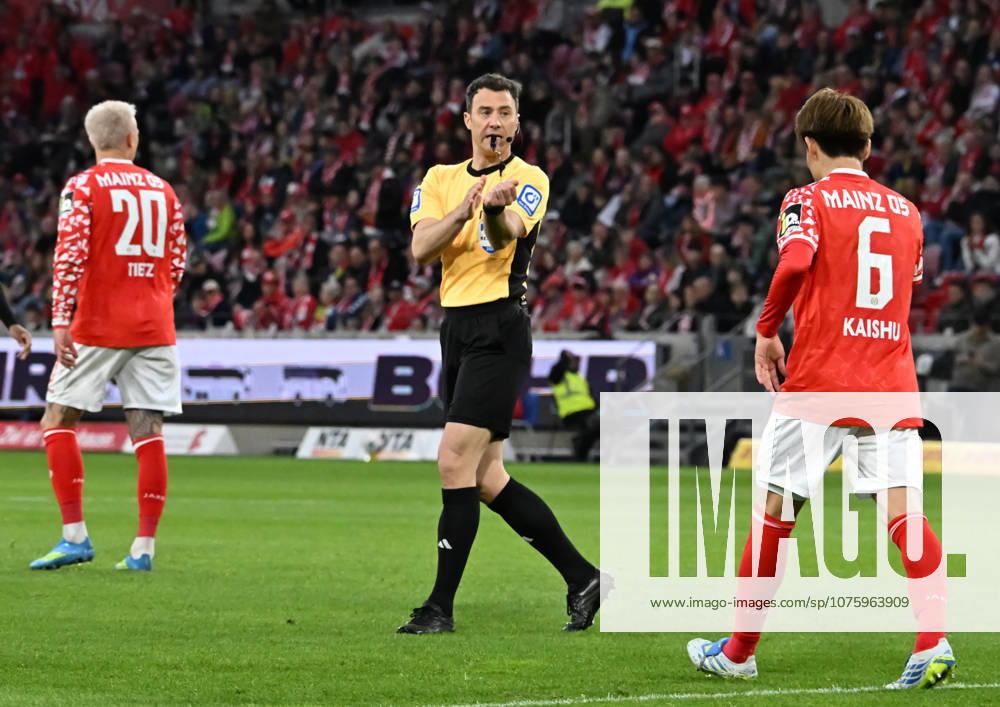 Fussball 1.Bundesliga, FSV Mainz 05 - SC Freiburg v.l. Felix Zwayer (Schiedsrichter) signalisiert ein Handspiel