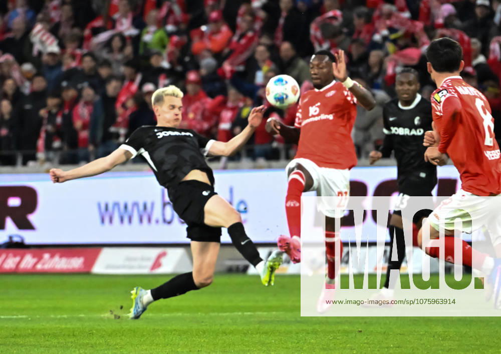 Fussball 1.Bundesliga, FSV Mainz 05 - SC Freiburg v.l. Matthias Ginter (SC Freiburg), Sheraldo Becker (1. FSV Mainz 05)