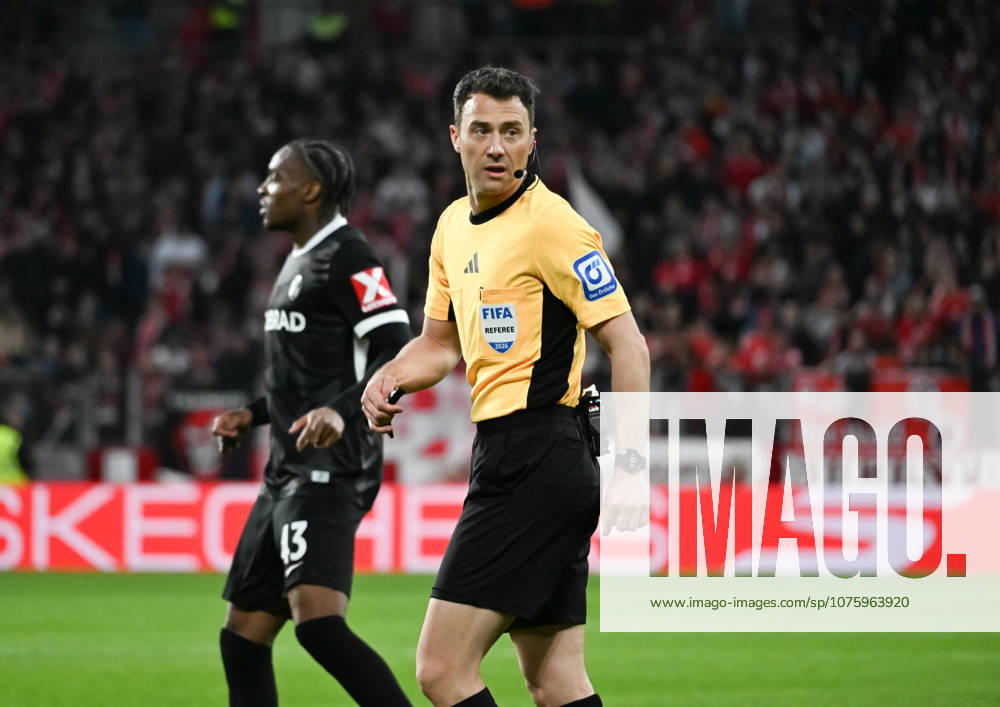 Fussball 1.Bundesliga, FSV Mainz 05 - SC Freiburg v.l. Felix Zwayer (Schiedsrichter)