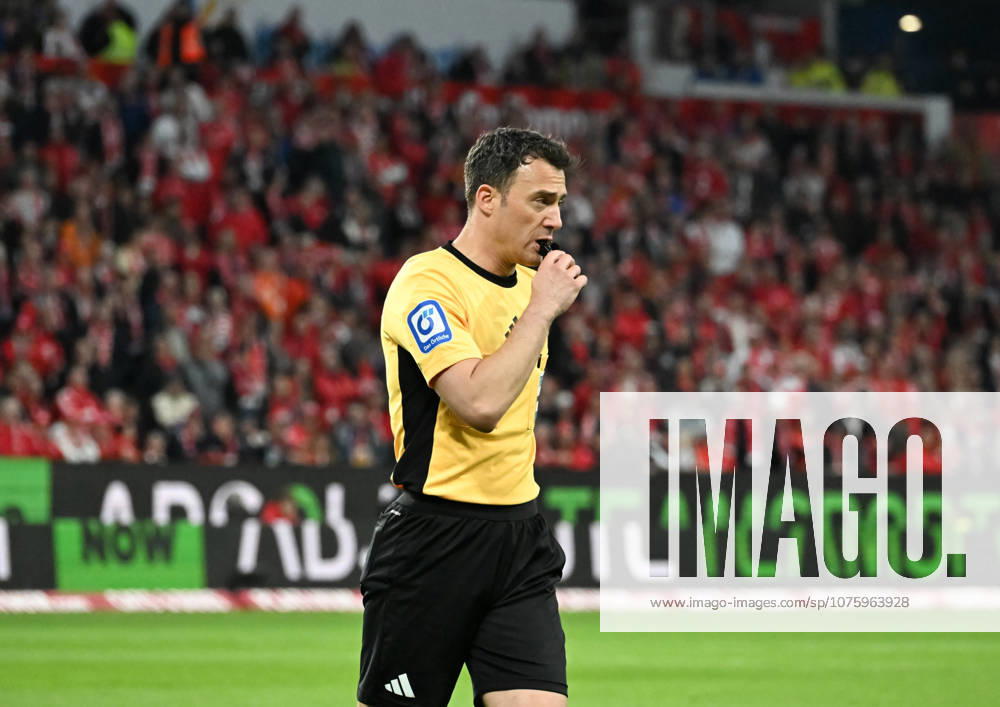 Fussball 1.Bundesliga, FSV Mainz 05 - SC Freiburg v.l. Felix Zwayer (Schiedsrichter) pfeift zur Halbzeit
