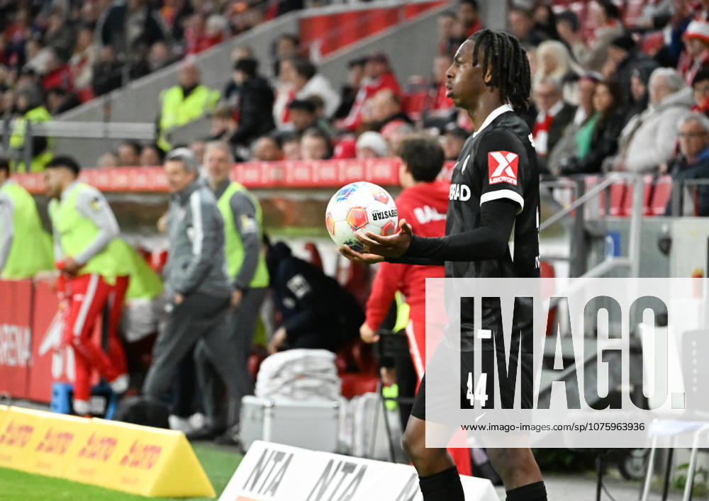 Fussball 1.Bundesliga, FSV Mainz 05 - SC Freiburg v.l. Johan Manzambi (SC Freiburg) versteht die Welt nicht mehr, nachdem Felix Zwayer (Schiedsrichter) bei seinem verzögerten Einwurf zur Halbzeit gepfiffen hat
