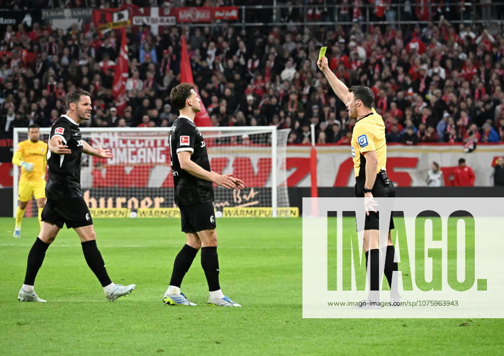 Fussball 1.Bundesliga, FSV Mainz 05 - SC Freiburg v.l. Christian Günter (SC Freiburg) und Maximilian Eggestein (SC Freiburg) verstehen die Welt nicht mehr, nachdem Felix Zwayer (Schiedsrichter) bei einem verzögerten Einwurf von Johan Manzambi (SC Freiburg) zur Halbzeit gepfiffen hat. Eggestein seiht für sein Reklamieren die gelbe Karte