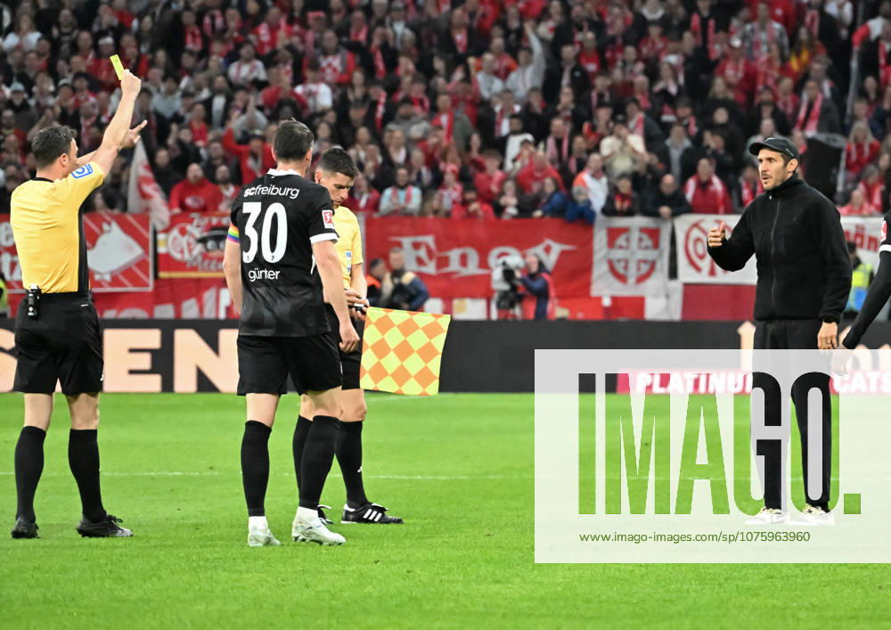 Fussball 1.Bundesliga, FSV Mainz 05 - SC Freiburg v.l. Felix Zwayer (Schiedsrichter) zeigt Julian Schuster (Cheftrainer SC Freiburg re.) wg. Reklamierens mit dem Pausenpfiff die gelbe Karte