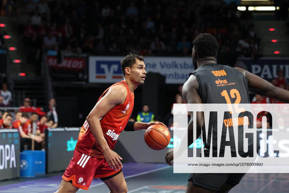 Oscar da Silva (FC Bayern Basketball, 01) mit Amadou Sow (Niners Chemnitz, 12), GER, FC Bayern Basketball vs. Niners Chemnitz, Basketball, easycredit Basketball Bundesliga, 29. Spieltag, Saison 2025 2026, 12.04.2026, GER, FC Bayern Basketball vs. Niners Chemnitz, Basketball, easycredit Basketball Bundesliga, 29. Spieltag, Saison 2025 2026, 12.04.2026 Muenchen