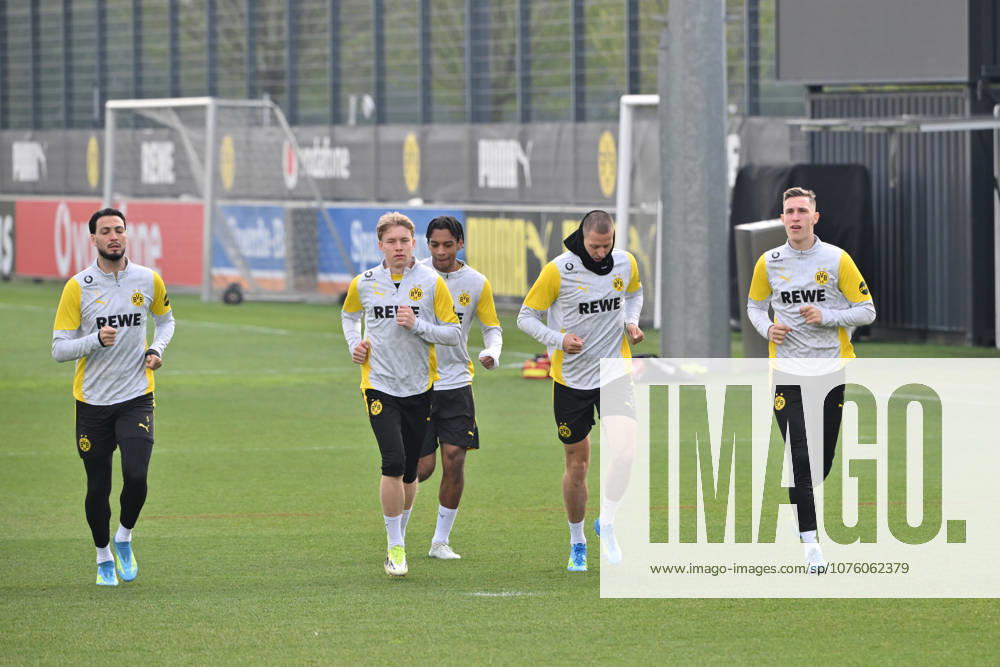 Nico Schlotterbeck (Borussia Dortmund), Waldemar Anton (Borussia Dortmund), Daniel Svensson (Borussia Dortmund), Ramy Bensebaini (Borussia Dortmund), vorne v.re. 14.04.2026, Fussball 1. Bundesliga, Saison 2025 2026, Training Borussia Dortmund Dortmund Trainingsgelände Nordrhein Westfalen Deutschland