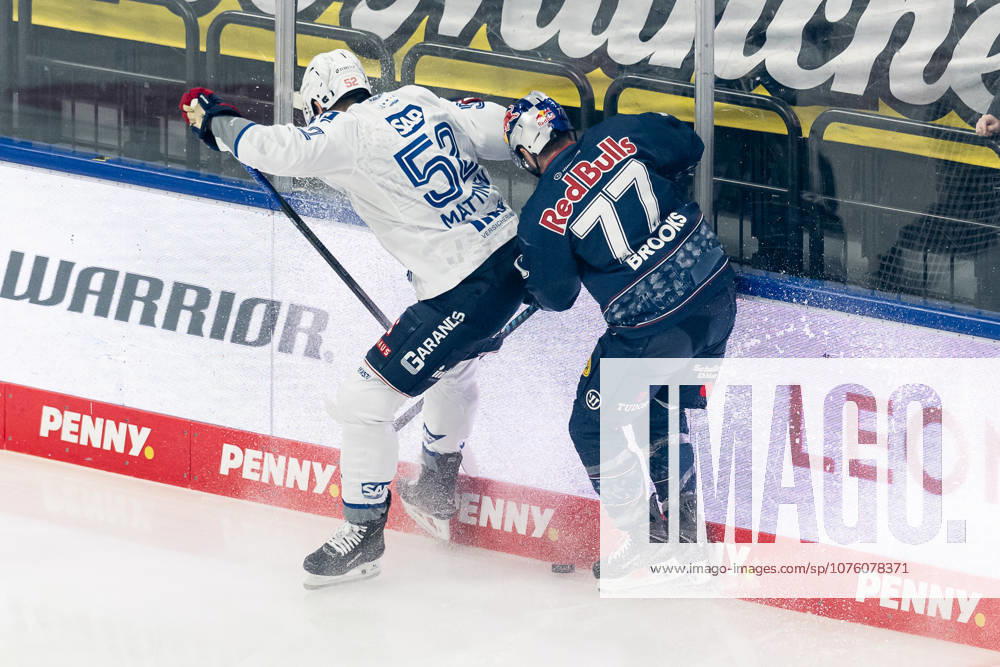 Kampf um den Puck Zweikampf zwischen Nicolas Mattinen (Adler Mannheim, 52) und Adam Brooks (EHC Red Bull Muenchen, 77) GER, EHC Red Bull Muenchen vs. Adler Mannheim, Eishockey, DEL, Playoffs, Halbfinale Spiel 4, Saison 2025 2026, 14.04.2026. GER, EHC Red Bull Muenchen vs. Adler Mannheim, Eishockey, DEL, Playoffs, Halbfinale Spiel 4, Saison 2025 2026, 14.04.2026. Muenchen