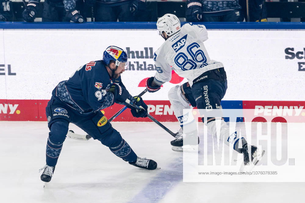 Kampf um den Puck Zweikampf zwischen Maximilian Kastner (EHC Red Bull Muenchen, 93) und Maximilian Heim (Adler Mannheim, 86) GER, EHC Red Bull Muenchen vs. Adler Mannheim, Eishockey, DEL, Playoffs, Halbfinale Spiel 4, Saison 2025 2026, 14.04.2026. GER, EHC Red Bull Muenchen vs. Adler Mannheim, Eishockey, DEL, Playoffs, Halbfinale Spiel 4, Saison 2025 2026, 14.04.2026. Muenchen