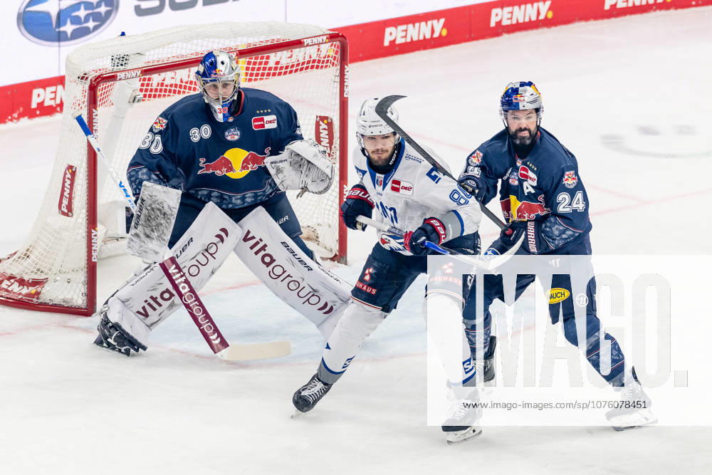 Ryan Murphy (EHC Red Bull Muenchen, 24) verteidigt gegen Maximilian Heim (Adler Mannheim, 86) vor dem Tor von Antoine Bibeau (Torwart, EHC Red Bull Muenchen, 30) GER, EHC Red Bull Muenchen vs. Adler Mannheim, Eishockey, DEL, Playoffs, Halbfinale Spiel 4, Saison 2025 2026, 14.04.2026. GER, EHC Red Bull Muenchen vs. Adler Mannheim, Eishockey, DEL, Playoffs, Halbfinale Spiel 4, Saison 2025 2026, 14.04.2026. Muenchen