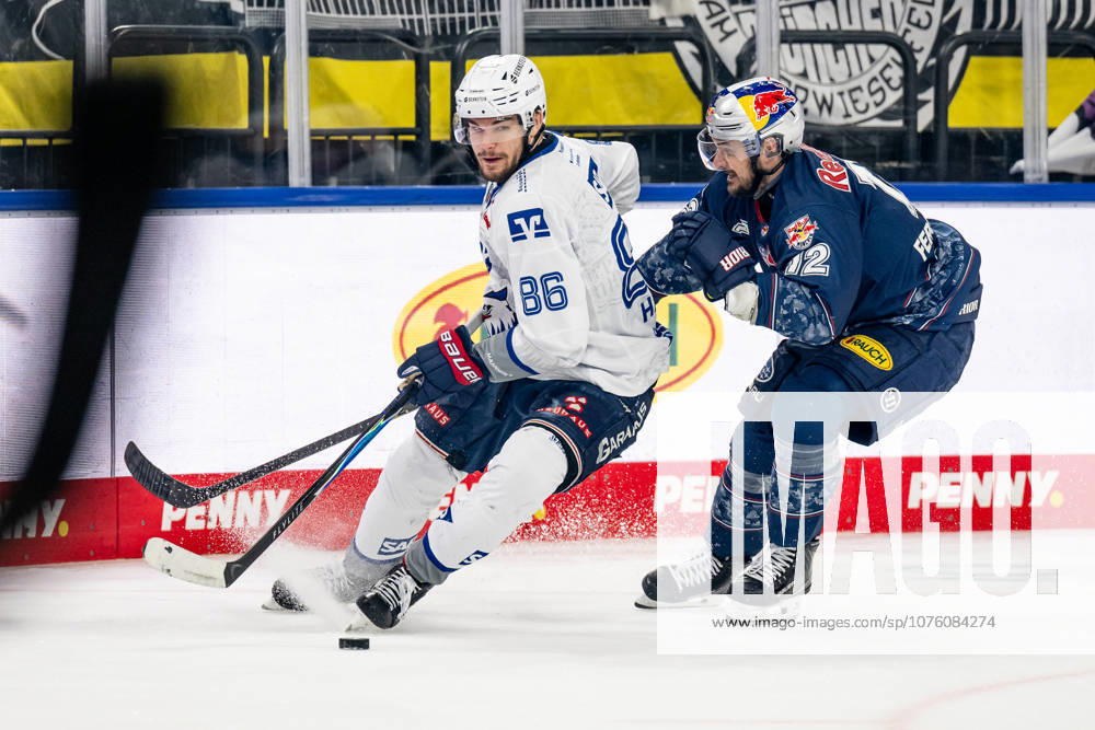 Kampf um den Puck Zweikampf zwischen Maximilian Heim (Adler Mannheim, 86) und Brady Ferguson (EHC Red Bull Muenchen, 12) GER, EHC Red Bull Muenchen vs. Adler Mannheim, Eishockey, DEL, Playoffs, Halbfinale Spiel 4, Saison 2025 2026, 14.04.2026. GER, EHC Red Bull Muenchen vs. Adler Mannheim, Eishockey, DEL, Playoffs, Halbfinale Spiel 4, Saison 2025 2026, 14.04.2026. Muenchen