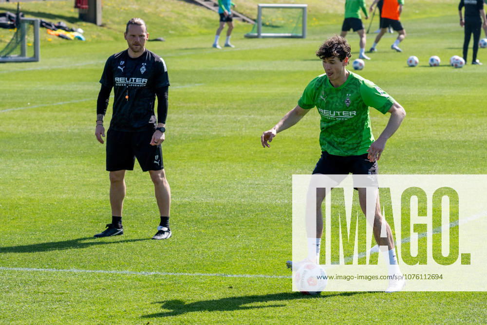 Philipp Sander (Borussia Moenchengladbach, 16) am Ball. Dahinter Eugen Polanski (Borussia Moenchengladbach, Trainer). Oeffentliches Training Borussia Moenchengladbach auf dem Trainingsgelaende am Borussia Park, 1. Bundesliga, Fussball, Saison 2025 2026, 15.04.2026 Training Borussia Moenchengladbach, 1. Bundesliga, Saison 2025 2026, 15.04.2026 Moenchengladbach