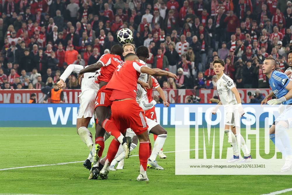 Im Zweikampf, Aktion, mit Dayot Upamecano 2 (FC Bayern Muenchen), Jude Bellingham 5 (CF Real Madrid), Jonathan Tah 4 (FC Bayern Muenchen), FC Bayern Muenchen vs. Real Madrid, Fussball, UEFA, Champions League, Viertelfinale, Rueckspiel, 15.04.2026 Muenchen Bayern Deutschland