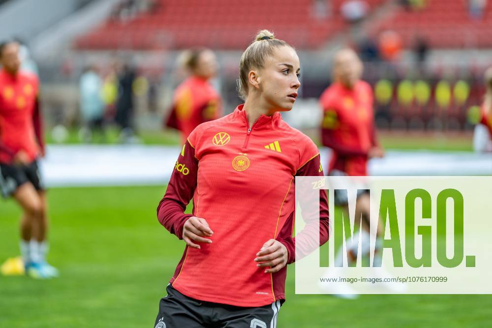 Fußball, Länderspiel, Frauen Nationalmannschaft, Qualifikationsspiel für WM 2027, Deutschland vs. Österreich, Max-Morlock-Stadion Nürnberg, Deutschland (weiß), Österreich (rot), Giulia Gwinn Deutschland - Österreich WM-Qualifikation