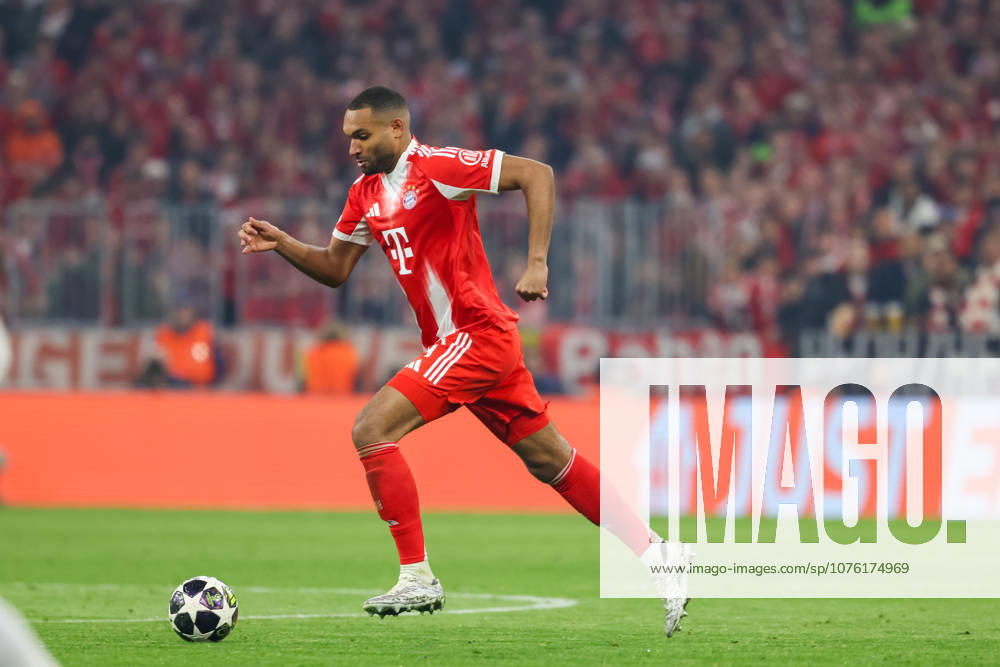 Jonathan Tah (FC Bayern Muenchen, 04) mit Ball, GER, FC Bayern Muenchen vs. Real Madrid CF, Fussball, UEFA Champions League, Viertelfinale, Rueckspiel, Saison 2025 2026, 15.04.2026, GER, FC Bayern Muenchen vs. Real Madrid CF, Fussball, UEFA Champions League, Viertelfinale, Rueckspiel, Saison 2025 2026, 15.04.2026 Muenchen