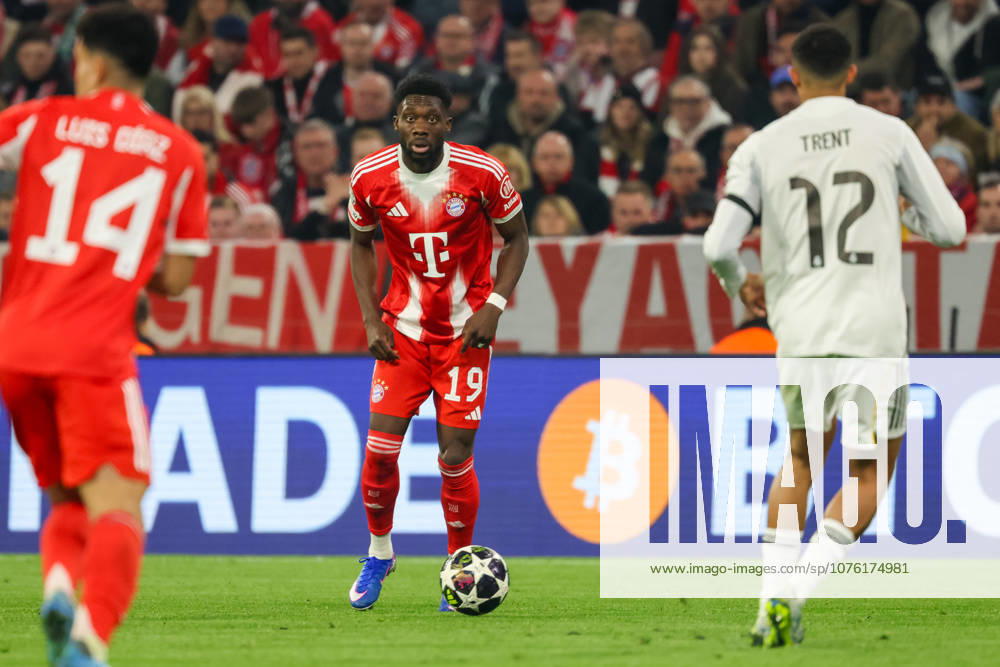 Alphonso Davies (FC Bayern Muenchen, 19) mit Ball, GER, FC Bayern Muenchen vs. Real Madrid CF, Fussball, UEFA Champions League, Viertelfinale, Rueckspiel, Saison 2025 2026, 15.04.2026, GER, FC Bayern Muenchen vs. Real Madrid CF, Fussball, UEFA Champions League, Viertelfinale, Rueckspiel, Saison 2025 2026, 15.04.2026 Muenchen