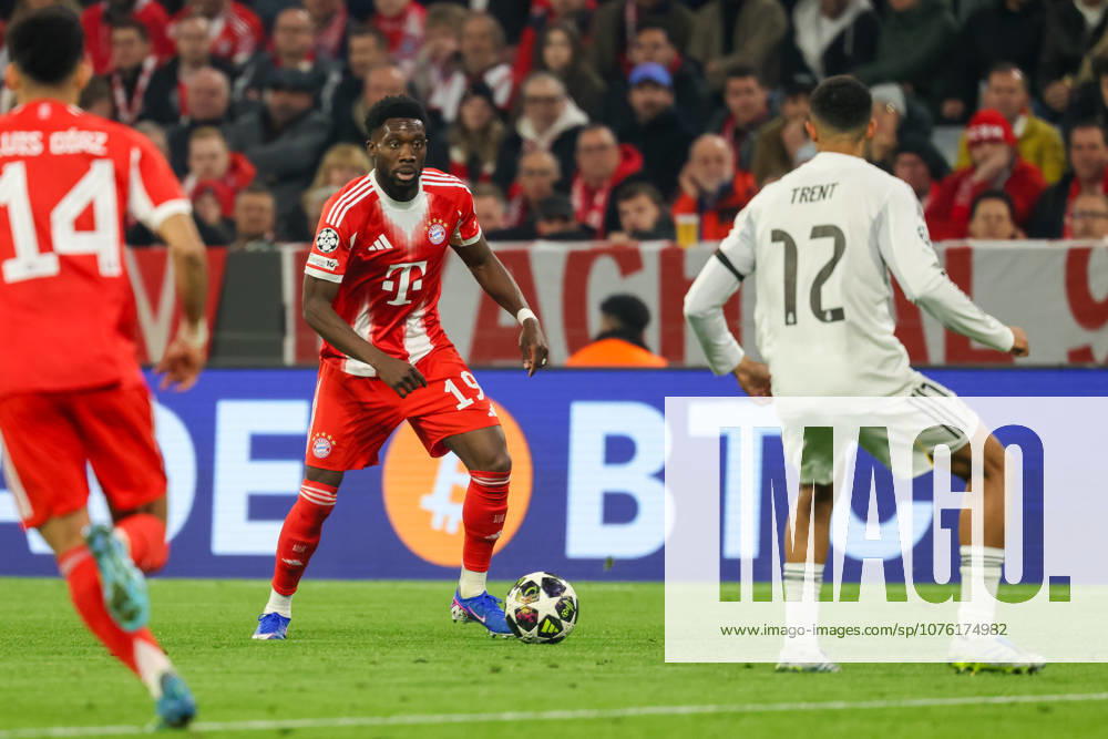 Alphonso Davies (FC Bayern Muenchen, 19) mit Ball, mit Trent Alexander-Arnold (Real Madrid CF, 12), GER, FC Bayern Muenchen vs. Real Madrid CF, Fussball, UEFA Champions League, Viertelfinale, Rueckspiel, Saison 2025 2026, 15.04.2026, GER, FC Bayern Muenchen vs. Real Madrid CF, Fussball, UEFA Champions League, Viertelfinale, Rueckspiel, Saison 2025 2026, 15.04.2026 Muenchen