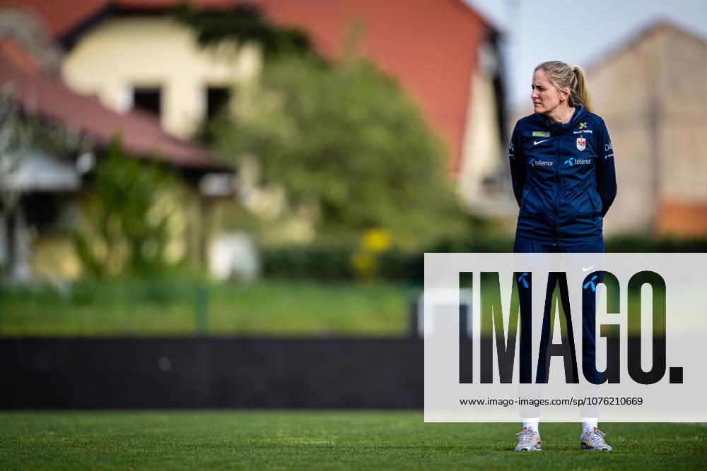 Head coach Gemma Grainger of the Norwegian womens national football team during a training session on April 17, 2026 in Ptuj. Photo: Marius Simensen BILDBYRAN Cop 238 bbeng dam fifa women s world cup qualifier football fotball fotboll norge norway practice soccer training trening träning