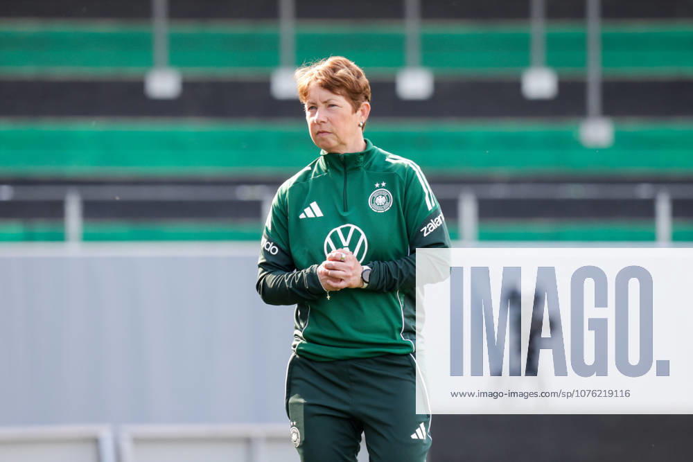 Fussball DFB-Medientermine, Deutsche Frauennationalmannschaft Training v.l. Maren Meinert (Deutsche Frauennationalmannschaft) Ried