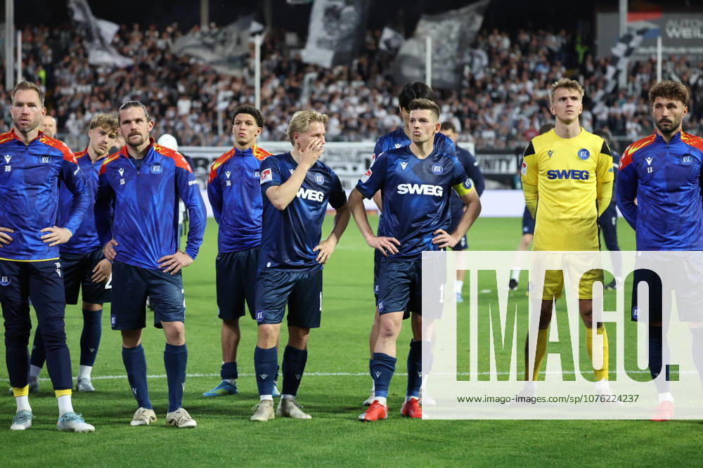 Fussball 2.Bundesliga, SV Elversberg - Karlsruher SC v.l. KSC Mannschaft bedankt bedanken sich bei den Fans, the player thanks the fans for their support Marvin Wanitzek (Karlsruher SC) enttaeuscht, enttäuscht, schaut enttaeuscht, niedergeschlagen, disappointed Elversberg
