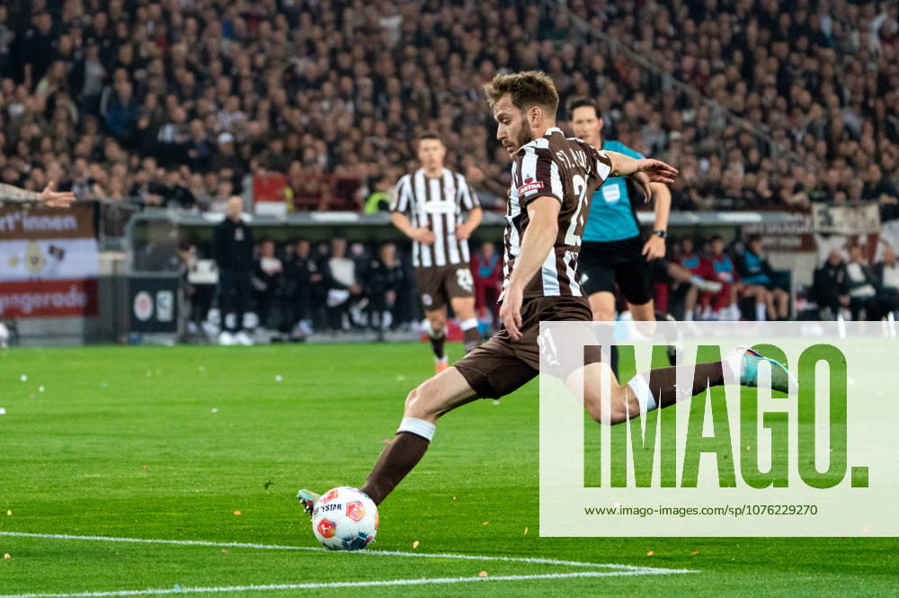 Lars Ritzka (FC St. Pauli, 21) Torschuss Torchance, GER, FC St. Pauli vs. 1. FC Koeln, Fussball, Bundesliga, Spieltag 30, Saison 2025 2026, 17.04.2026 DFL REGULATIONS PROHIBIT ANY USE OF PHOTOGRAPHS AS IMAGE SEQUENCES AND OR QUASI-VIDEO GER, FC St. Pauli vs. 1. FC Koeln, Fussball, Bundesliga, Spieltag 30, Saison 2025 2026, 17.04.2026 Hamburg