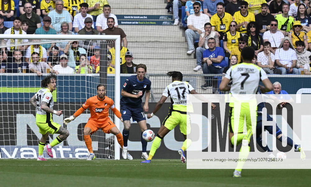 Strafraumszene, Torraumszene Torschuss Aktion Torchance Carney Chukwuemeka Borussia Dortmund BVB (17) gegen Wouter Burger TSG 1899 Hoffenheim (18) Torwart Oliver Baumann TSG 1899 Hoffenheim (01) TSG 1899 Hoffenheim vs Borussia Dortmund BVB 18.04.2026 DFL REGULATIONS PROHIBIT ANY USE OF PHOTOGRAPHS AS IMAGE SEQUENCES AND OR QUASI-VIDEO TSG 1899 Hoffenheim vs Borussia Dortmund