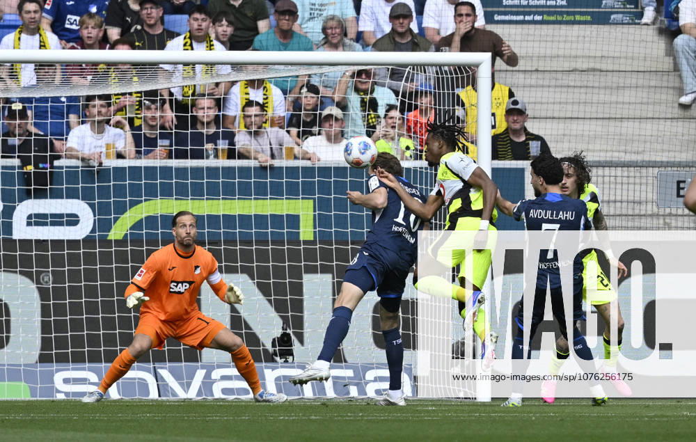 Strafraumszene, Torraumszene Torschuss Aktion Torchance Carney Chukwuemeka Borussia Dortmund BVB (17) gegen Wouter Burger TSG 1899 Hoffenheim (18) Torwart Oliver Baumann TSG 1899 Hoffenheim (01) TSG 1899 Hoffenheim vs Borussia Dortmund BVB 18.04.2026 DFL REGULATIONS PROHIBIT ANY USE OF PHOTOGRAPHS AS IMAGE SEQUENCES AND OR QUASI-VIDEO TSG 1899 Hoffenheim vs Borussia Dortmund