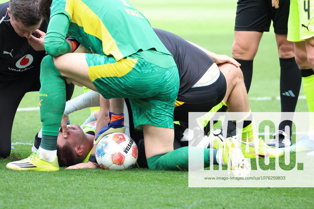 Fussball 1.Bundesliga, TSG 1899 Hoffenheim - Borussia Dortmund v.l. Niklas Süle Suele (Borussia Dortmund) verletzt, Verletzung, Schmerz, Schmerzen, injured, injury, pain, pains Sinsheim
