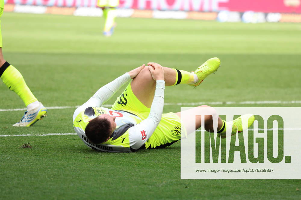 Fussball 1.Bundesliga, TSG 1899 Hoffenheim - Borussia Dortmund v.l. Niklas Süle Suele (Borussia Dortmund) verletzt, Verletzung, Schmerz, Schmerzen, injured, injury, pain, pains Sinsheim