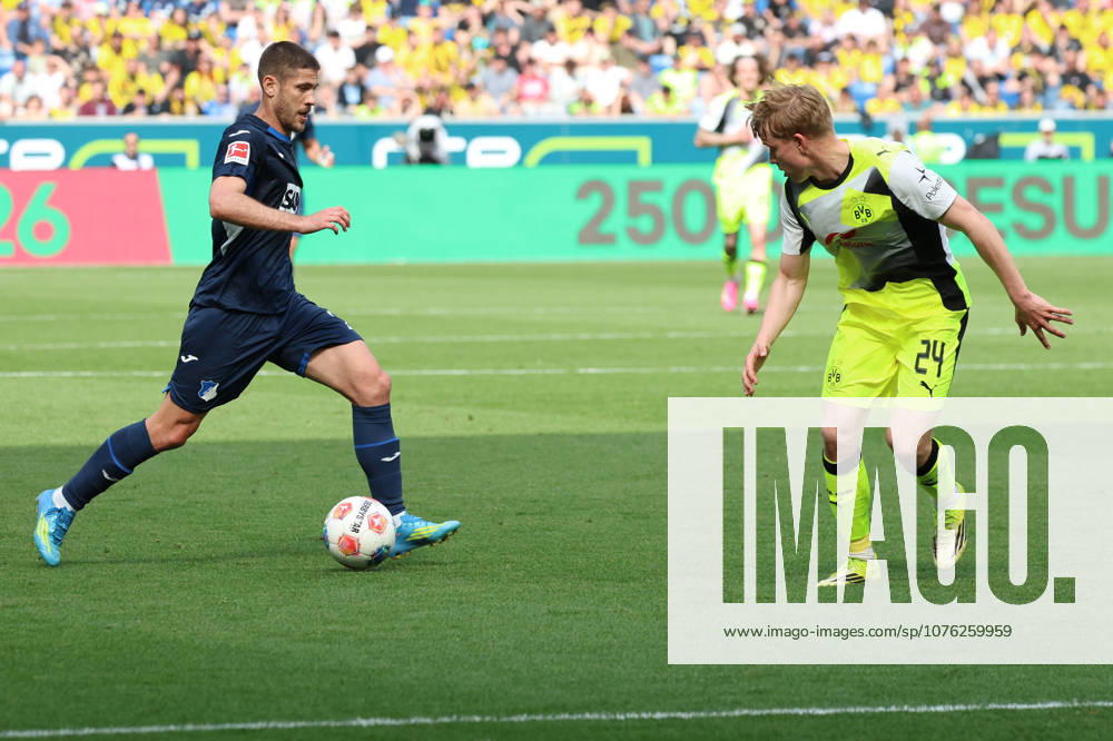 Fussball 1.Bundesliga, TSG 1899 Hoffenheim - Borussia Dortmund v.l. Andrej Kramaric (TSG 1899 Hoffenheim) Daniel Svensson (Borussia Dortmund) Zweikampf, Aktion, action, battle for the ball Sinsheim