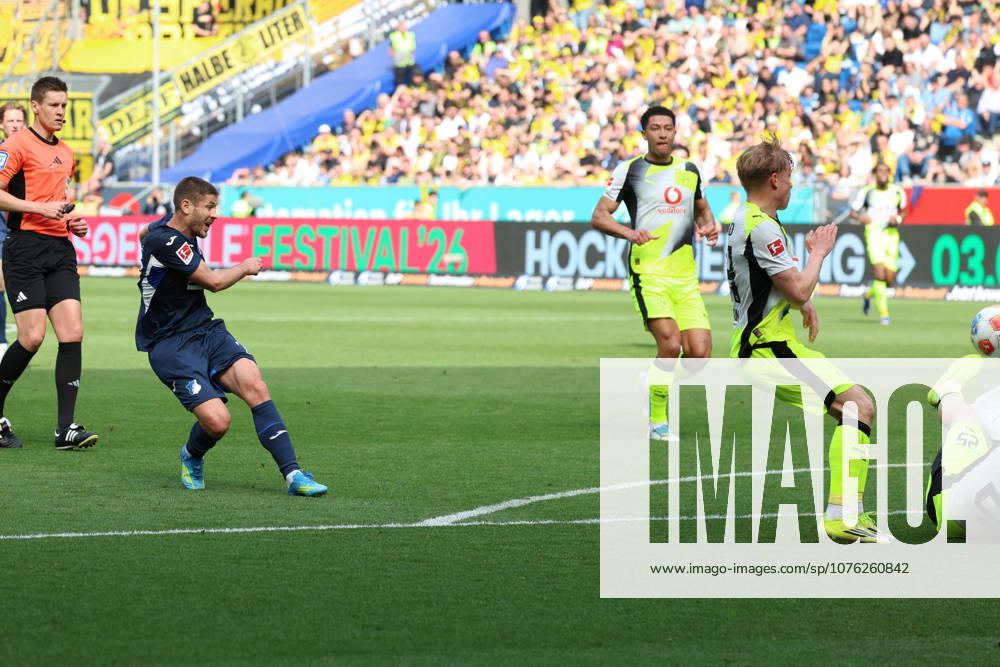 Fussball 1.Bundesliga, TSG 1899 Hoffenheim - Borussia Dortmund v.l. Torschuss Andrej Kramaric (TSG 1899 Hoffenheim) Niklas Süle Suele (Borussia Dortmund) Handspiel Sinsheim