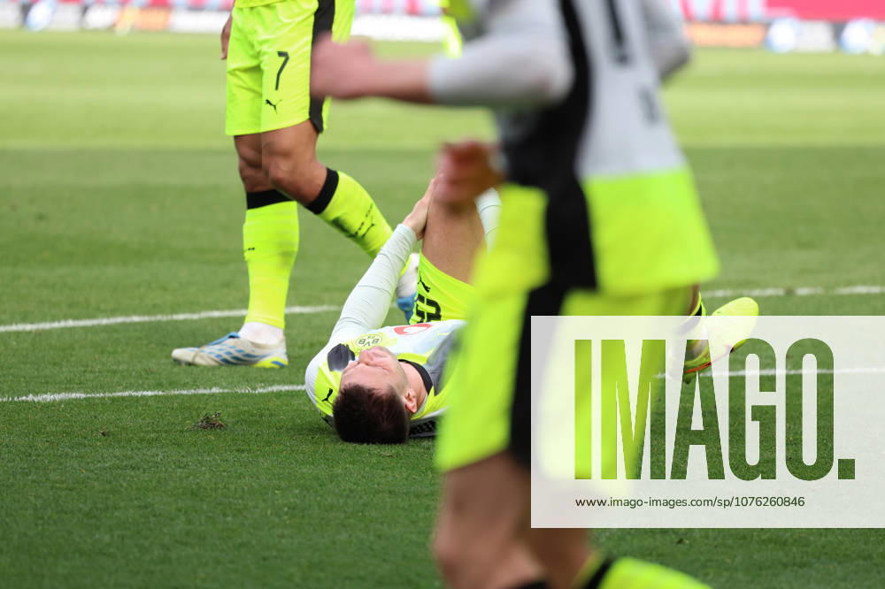 Fussball 1.Bundesliga, TSG 1899 Hoffenheim - Borussia Dortmund v.l. Niklas Süle Suele (Borussia Dortmund) verletzt, Verletzung, Schmerz, Schmerzen, injured, injury, pain, pains Sinsheim