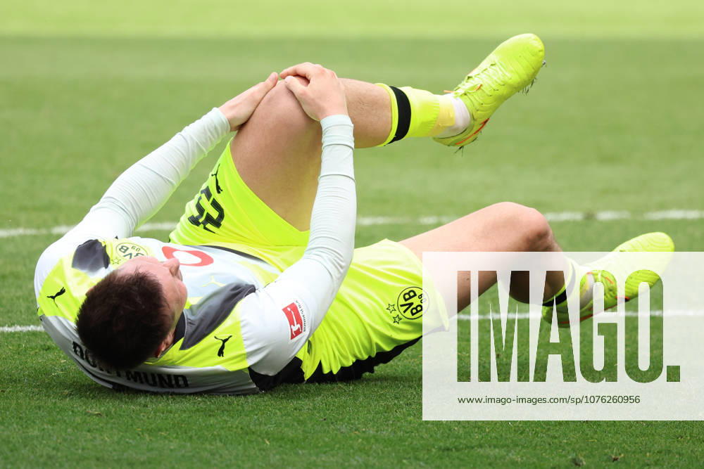 Fussball 1.Bundesliga, TSG 1899 Hoffenheim - Borussia Dortmund v.l. Niklas Süle Suele (Borussia Dortmund) verletzt, Verletzung, Schmerz, Schmerzen, injured, injury, pain, pains Sinsheim