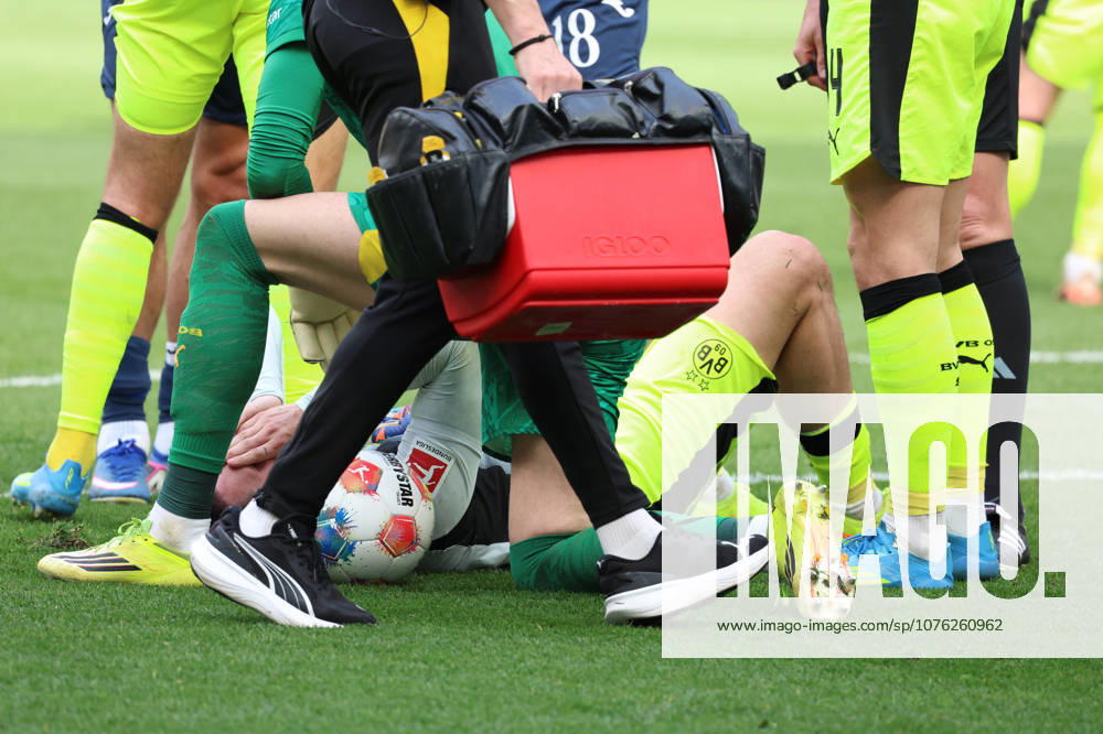 Fussball 1.Bundesliga, TSG 1899 Hoffenheim - Borussia Dortmund v.l. Niklas Süle Suele (Borussia Dortmund) verletzt, Verletzung, Schmerz, Schmerzen, injured, injury, pain, pains Sinsheim