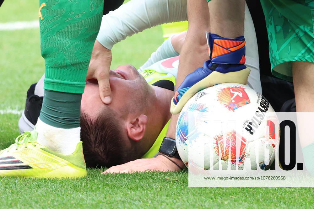 Fussball 1.Bundesliga, TSG 1899 Hoffenheim - Borussia Dortmund v.l. Niklas Süle Suele (Borussia Dortmund) verletzt, Verletzung, Schmerz, Schmerzen, injured, injury, pain, pains Sinsheim