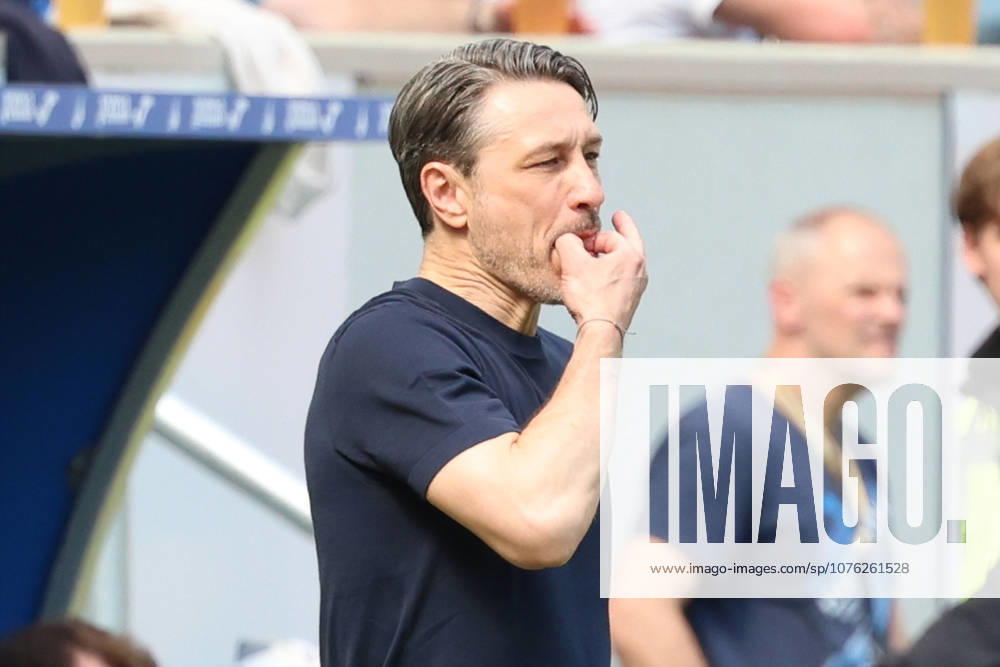 Fussball 1.Bundesliga, TSG 1899 Hoffenheim - Borussia Dortmund v.l. Niko Kovac Trainer (Borussia Dortmund) gibt Anweisungen, gestikuliert, mit den Armen gestikulieren gives instructions, gesticulate Sinsheim