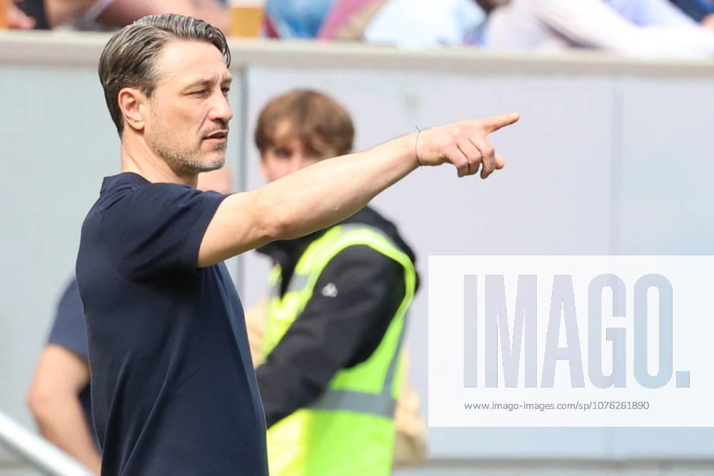 Fussball 1.Bundesliga, TSG 1899 Hoffenheim - Borussia Dortmund v.l. Niko Kovac Trainer (Borussia Dortmund) gibt Anweisungen, gestikuliert, mit den Armen gestikulieren gives instructions, gesticulate Sinsheim