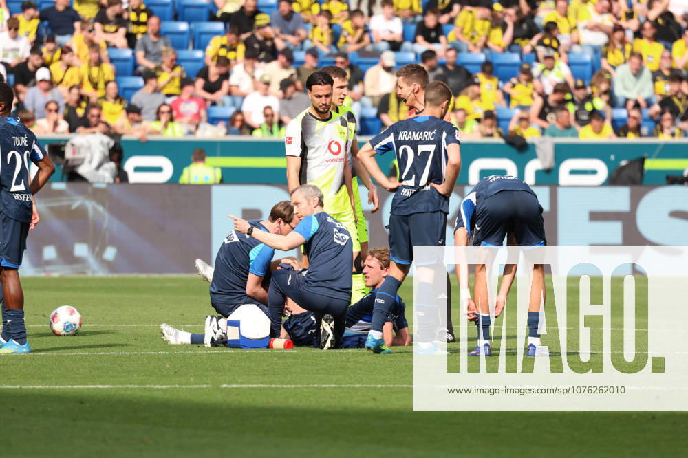 Fussball 1.Bundesliga, TSG 1899 Hoffenheim - Borussia Dortmund v.l. Wouter Burger (TSG 1899 Hoffenheim) verletzt, Verletzung, Schmerz, Schmerzen, injured, injury, pain, pains Sinsheim