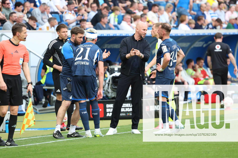 Fussball 1.Bundesliga, TSG 1899 Hoffenheim - Borussia Dortmund v.l. Albian Hajdari (TSG 1899 Hoffenheim) Christian Ilzer Trainer (TSG 1899 Hoffenheim) Vladimir Coufal (TSG 1899 Hoffenheim) gibt Anweisungen, gestikuliert, mit den Armen gestikulieren gives instructions, gesticulate Sinsheim