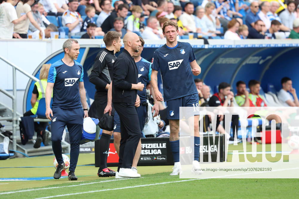 Fussball 1.Bundesliga, TSG 1899 Hoffenheim - Borussia Dortmund v.l. Christian Ilzer Trainer (TSG 1899 Hoffenheim) Wouter Burger (TSG 1899 Hoffenheim) verletzt, Verletzung, Schmerz, Schmerzen, injured, injury, pain, pains Sinsheim