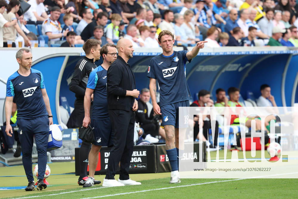 Fussball 1.Bundesliga, TSG 1899 Hoffenheim - Borussia Dortmund v.l. Christian Ilzer Trainer (TSG 1899 Hoffenheim) Wouter Burger (TSG 1899 Hoffenheim) verletzt, Verletzung, Schmerz, Schmerzen, injured, injury, pain, pains Sinsheim