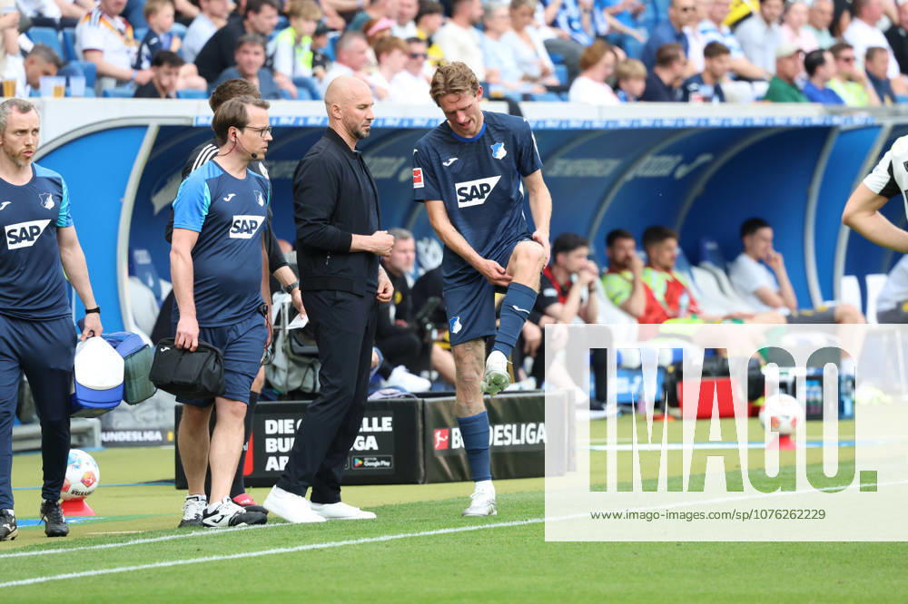 Fussball 1.Bundesliga, TSG 1899 Hoffenheim - Borussia Dortmund v.l. Christian Ilzer Trainer (TSG 1899 Hoffenheim) Wouter Burger (TSG 1899 Hoffenheim) verletzt, Verletzung, Schmerz, Schmerzen, injured, injury, pain, pains Sinsheim