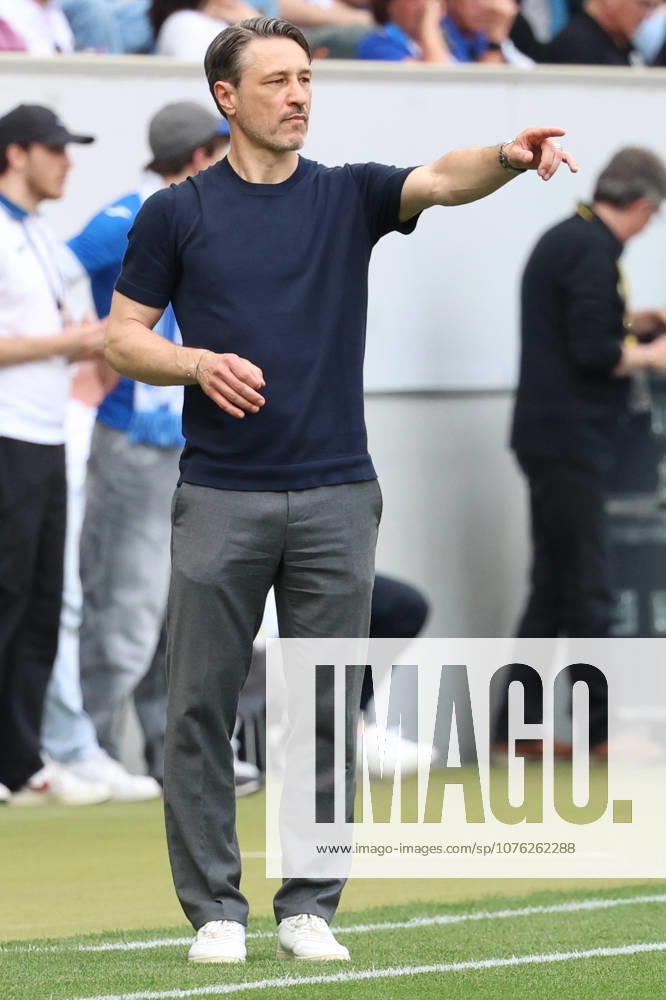 Fussball 1.Bundesliga, TSG 1899 Hoffenheim - Borussia Dortmund v.l. Niko Kovac Trainer (Borussia Dortmund) gibt Anweisungen, gestikuliert, mit den Armen gestikulieren gives instructions, gesticulate Sinsheim