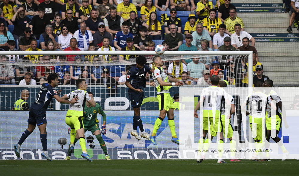 Strafraumszene, Torraumszene Kopfballduell Zweikampf Aktion Waldemar Anton Borussia Dortmund BVB (03) TSG 1899 Hoffenheim vs Borussia Dortmund BVB 18.04.2026 DFL REGULATIONS PROHIBIT ANY USE OF PHOTOGRAPHS AS IMAGE SEQUENCES AND OR QUASI-VIDEO TSG 1899 Hoffenheim vs Borussia Dortmund