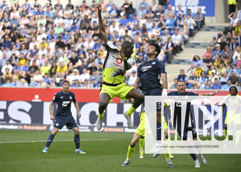 Strafraumszene, Torraumszene Kopfballduell Zweikampf Aktion Serhou Guirassy Borussia Dortmund BVB (09) gegen Ozan Kabak TSG 1899 Hoffenheim (05) TSG 1899 Hoffenheim vs Borussia Dortmund BVB 18.04.2026 DFL REGULATIONS PROHIBIT ANY USE OF PHOTOGRAPHS AS IMAGE SEQUENCES AND OR QUASI-VIDEO TSG 1899 Hoffenheim vs Borussia Dortmund