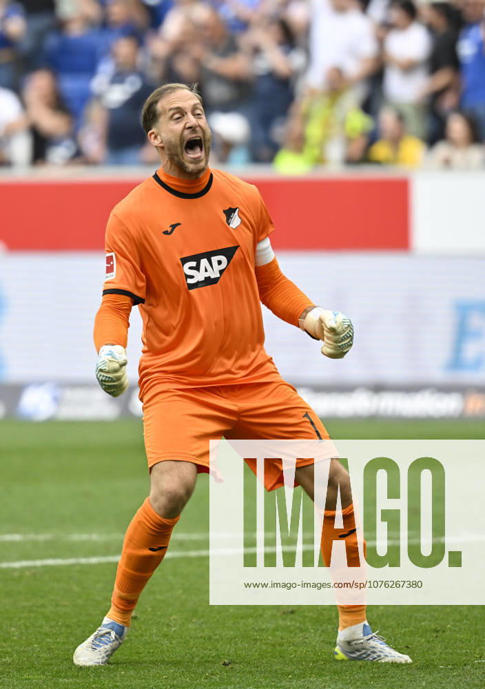Nach Spielende: Schlussjubel, Freude, Glueck, Jubel Torwart Oliver Baumann TSG 1899 Hoffenheim (01) TSG 1899 Hoffenheim vs Borussia Dortmund BVB 18.04.2026 DFL REGULATIONS PROHIBIT ANY USE OF PHOTOGRAPHS AS IMAGE SEQUENCES AND OR QUASI-VIDEO TSG 1899 Hoffenheim vs Borussia Dortmund
