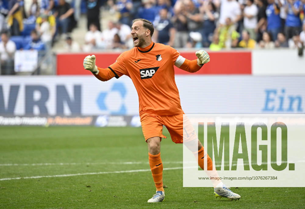 Nach Spielende: Schlussjubel, Freude, Glueck, Jubel Torwart Oliver Baumann TSG 1899 Hoffenheim (01) TSG 1899 Hoffenheim vs Borussia Dortmund BVB 18.04.2026 DFL REGULATIONS PROHIBIT ANY USE OF PHOTOGRAPHS AS IMAGE SEQUENCES AND OR QUASI-VIDEO TSG 1899 Hoffenheim vs Borussia Dortmund