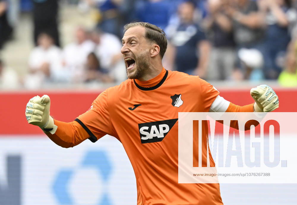 Nach Spielende: Schlussjubel, Freude, Glueck, Jubel Torwart Oliver Baumann TSG 1899 Hoffenheim (01) TSG 1899 Hoffenheim vs Borussia Dortmund BVB 18.04.2026 DFL REGULATIONS PROHIBIT ANY USE OF PHOTOGRAPHS AS IMAGE SEQUENCES AND OR QUASI-VIDEO TSG 1899 Hoffenheim vs Borussia Dortmund
