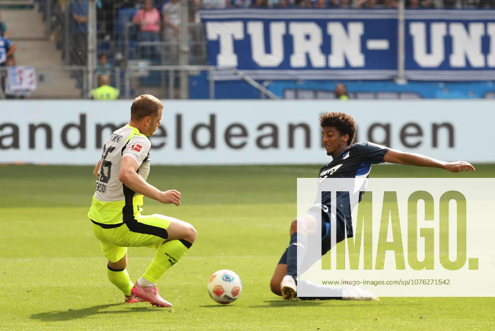 Fussball 1.Bundesliga, TSG 1899 Hoffenheim - Borussia Dortmund v.l. Zweikampf, Duell, duel, tackle, compete Julian Ryerson (Borussia Dortmund) Bernardo (TSG 1899 Hoffenheim) Sinsheim