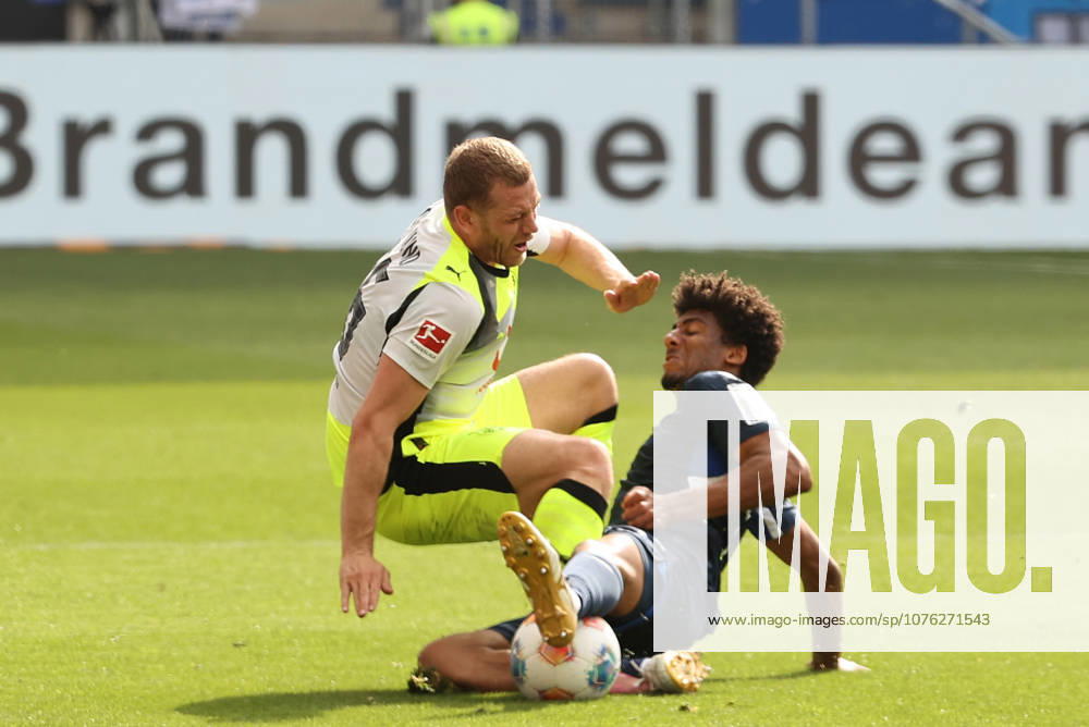 Fussball 1.Bundesliga, TSG 1899 Hoffenheim - Borussia Dortmund v.l. Zweikampf, Duell, duel, tackle, compete Julian Ryerson (Borussia Dortmund) Bernardo (TSG 1899 Hoffenheim) Sinsheim
